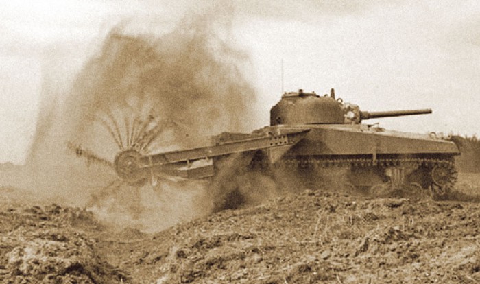 Американский средний танк М4 «Шерман» с противоминным приспособлением