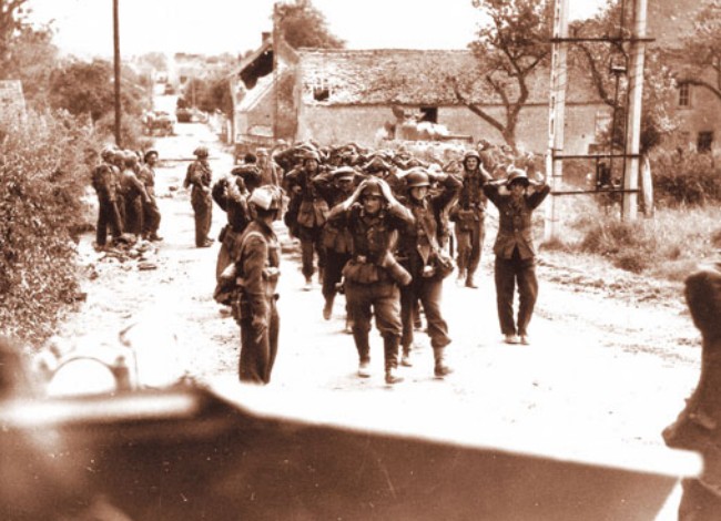 Канадские солдаты встречают сдающихся в плен немцев