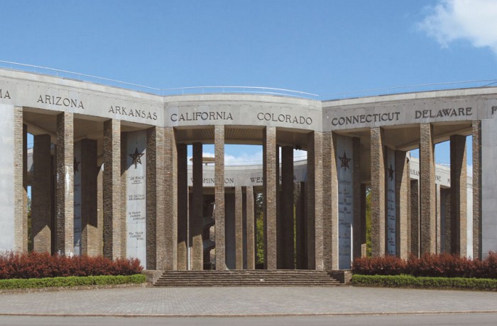 мемориальный комплекс, посвященный павшим в Арденнском сражении американским солдатам