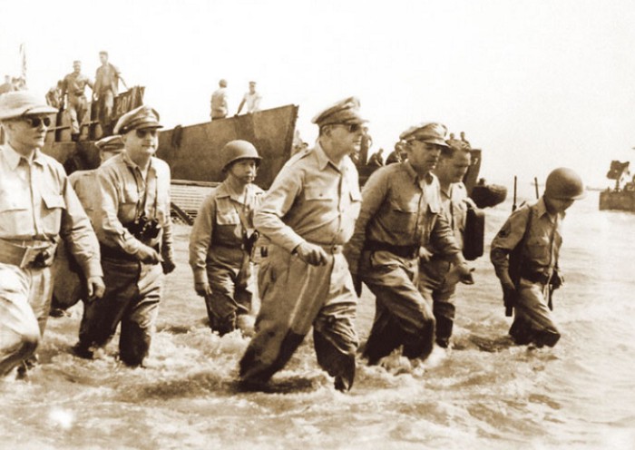Генерал Дуглас Макартур и другие американские военные высаживаются на пляже Пало, Лейте, 20 октября 1944 г.