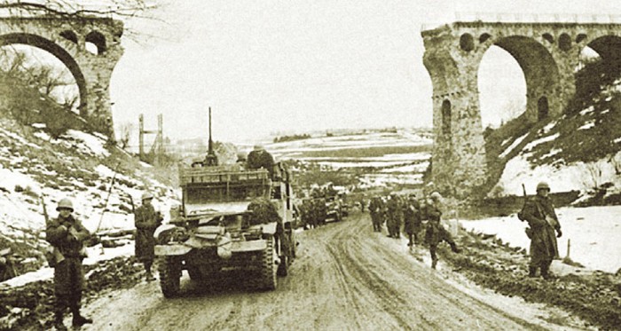 Американские войска проходят мимо железнодорожного моста