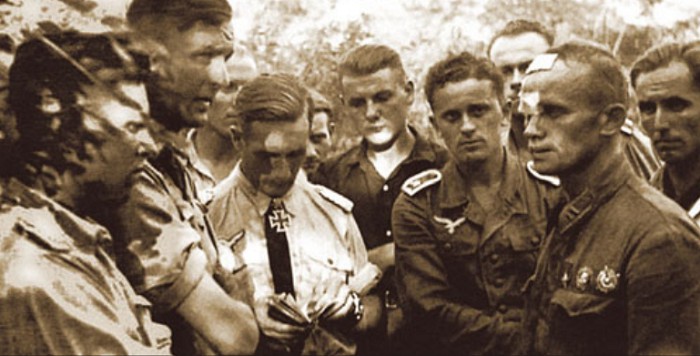 Немецкие офицеры допрашивают сбитого советского летчика