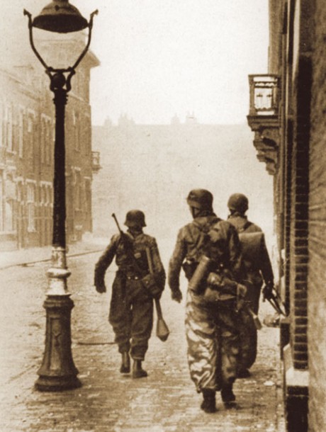 Немецкие солдаты из противотанкового отделения идут на боевую позицию