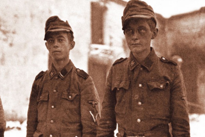 Пленные подростки из гитлерюгенд (молодежная организация НСДАП) дивизии СС