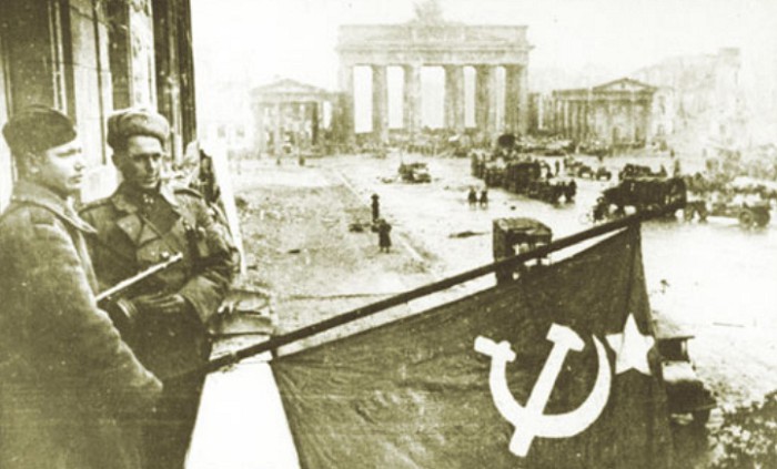 Красное знамя на улицах Берлина