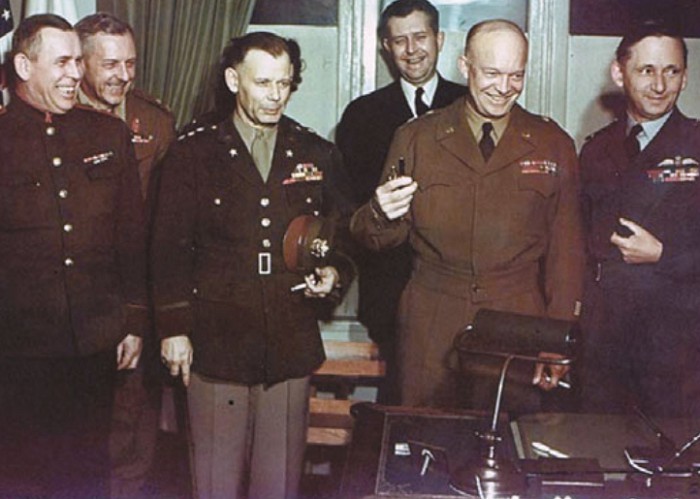 Старшие командиры союзников, подписавшие 7 мая в Реймсе Акт о безоговорочной капитуляции германских вооруженных сил
