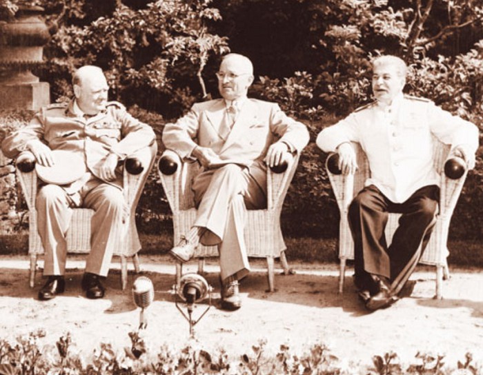 Первый состав участников Потсдамской конференции: У. Черчилль, Г. Трумэн и И. Сталин (слева направо)