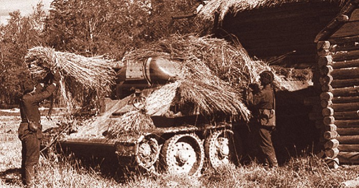 Советские танкисты маскируют танк Т-34. Осень 1941 г.