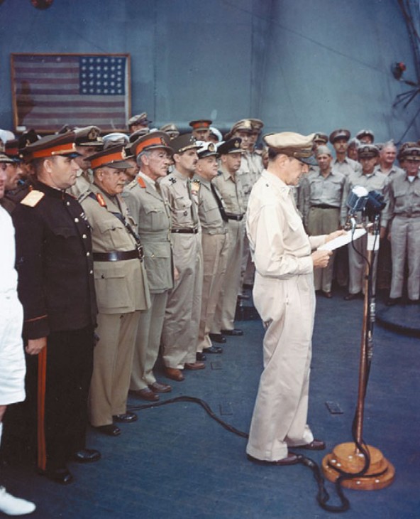 Д. Макартур на борту линкора «Миссури» произносит речь в честь открытия церемонии капитуляции Японии