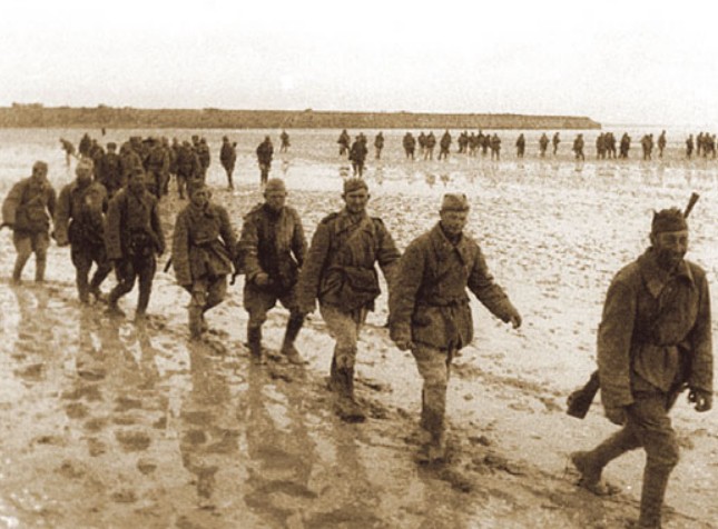 Советские солдаты переходят залив Сиваш (Гнилое море). Крым
