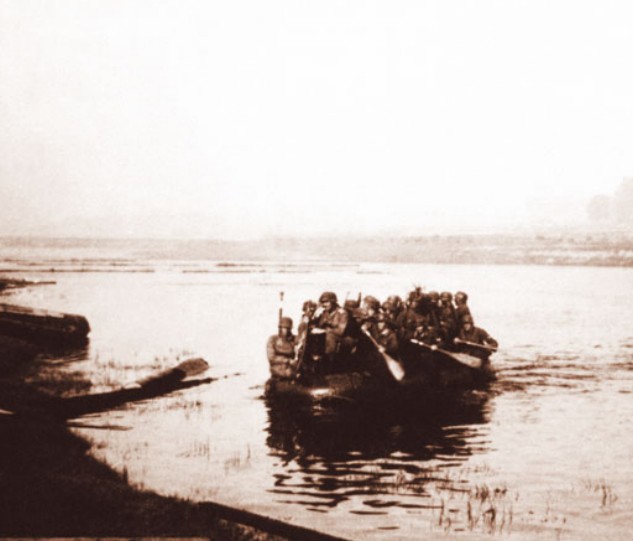 Немецкие солдаты переправляются через Дои. Лето 1942 г.