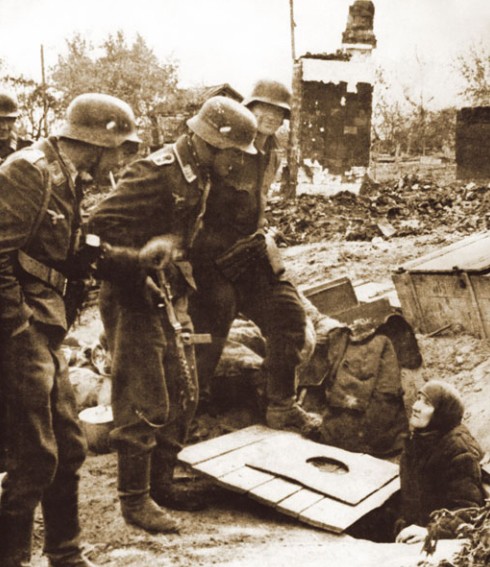 Немецкие солдаты в Сталинграде выгоняют пожилую женщину из укрытия