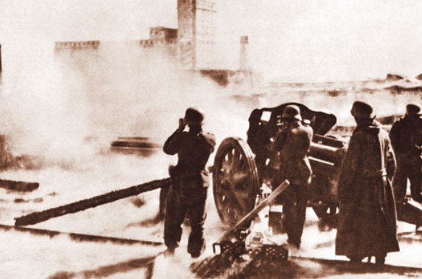 Немецкая артиллерия в Сталинграде ведет огонь по позициям советских войск