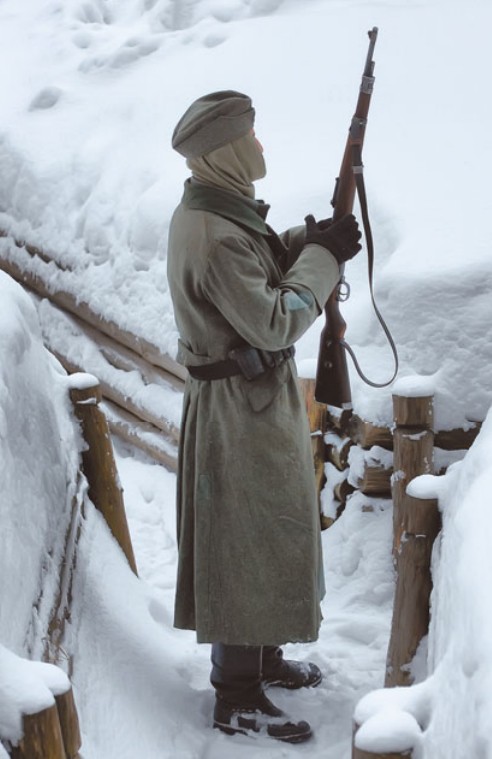 Немецкий солдат в легкой пехотной шинели. Реконструкция