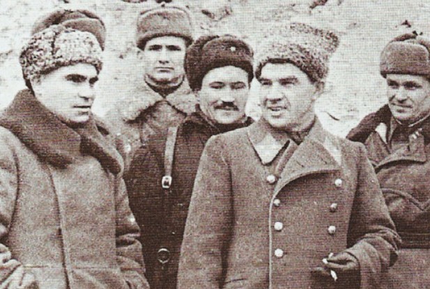 Командующий 62-й армией В. Чуйков и член военного совета 62-й армии К. Гуров осматривают боевые позиции в Сталинграде. Зима 1942 г.