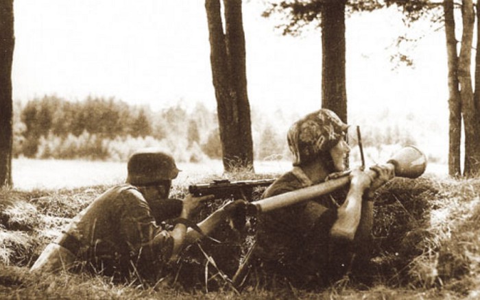 Немецкий противотанковый расчет, вооруженный фаустпатроном — противотанковым гранатометом одноразового действия