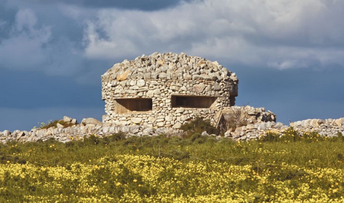 Сохранившиеся фрагменты оборонительных укреплений аэродрома в Сиракузах