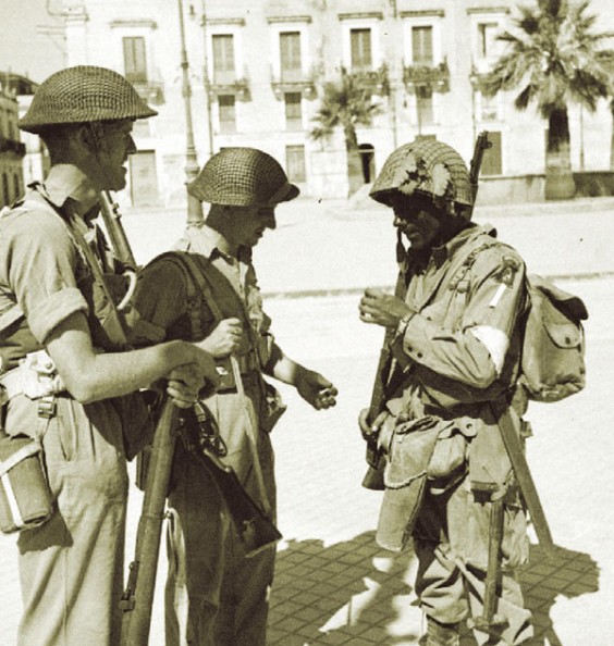 Встреча британских и американских солдат в городе Этна