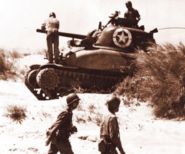 Американский средний танк М4 Sherman на побережье острова Сицилия