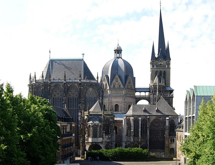 Вид на ансамбль кафедрального собора в Ахене