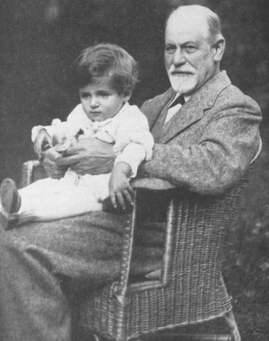 Зигмунд Фрейд с внуком. Фото 1922