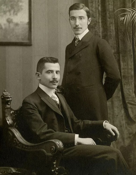 С. Цвейг (стоит) с братом Альфредом