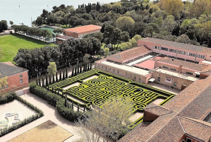 Сад во дворике монастыря Сан-Джорджо в Венеции. Италия