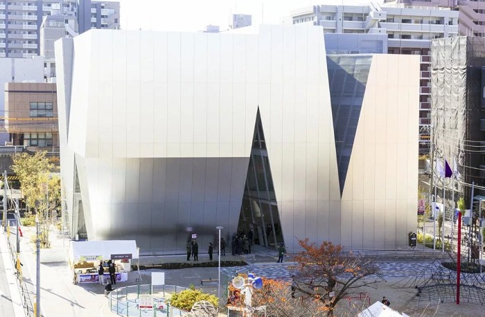 Токио, Япония — 9 июня 2017 г.: музей Сумида-Хокусай, спроектированный Сэдзима Кадзуо.