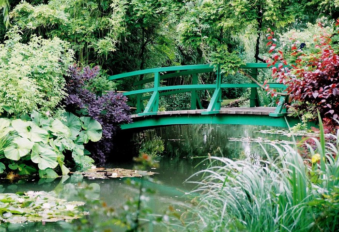 Японский мостик в саду Живерни. Франция