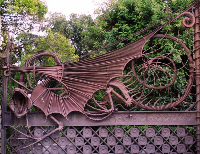 ворота в виде дракона в павильоне Гуаль