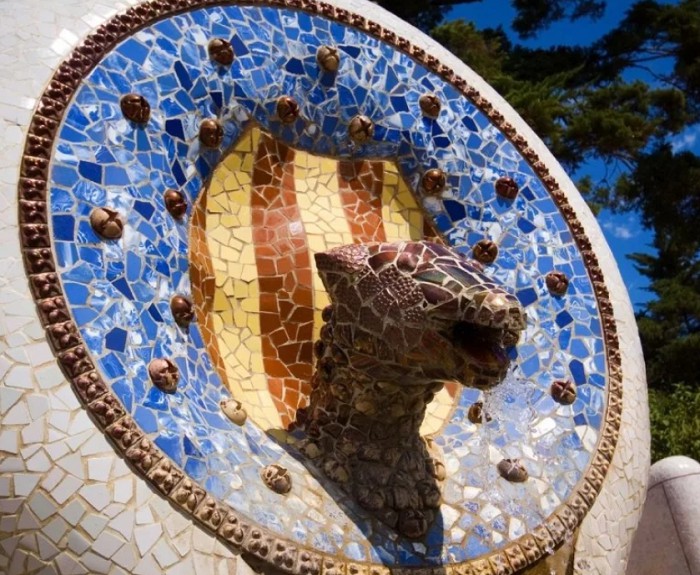 дракон парка Гуэль. Мозаичный фонтан