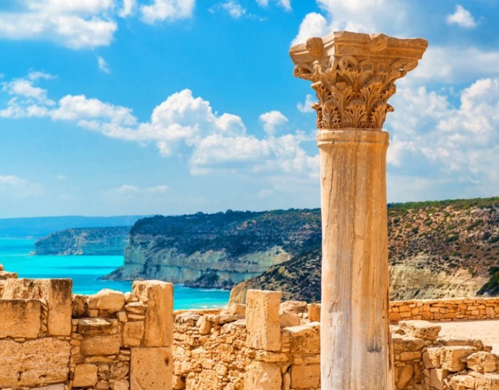 Древняя колонна в Курионе. Кипр