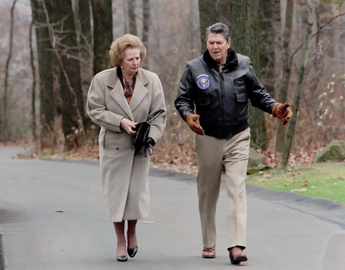 Президент США Рональд Рейган прогуливается с премьер-министром Великобритании Маргарет Тэтчер в Кемп-Дэвиде. 1986 г.