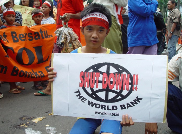 Демонстрация протеста против деятельности Всемирного банка. Джакарта, 2004 г.