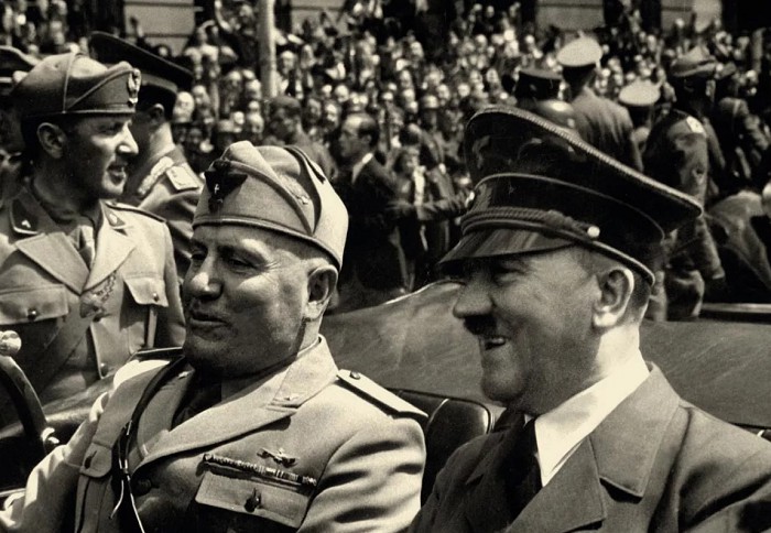 Два вождя. Муссолини и Гитлер в Мюнхене. 1938 г. 