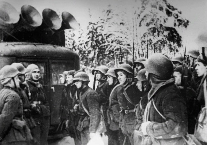 Бойцы Красной армии слушают радио на привале. 1939 г.