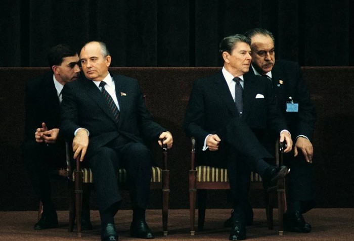 М. С. Горбачев и Р. Рейган с переводчиками на переговорах по разоружению в Женеве. 1985 . 