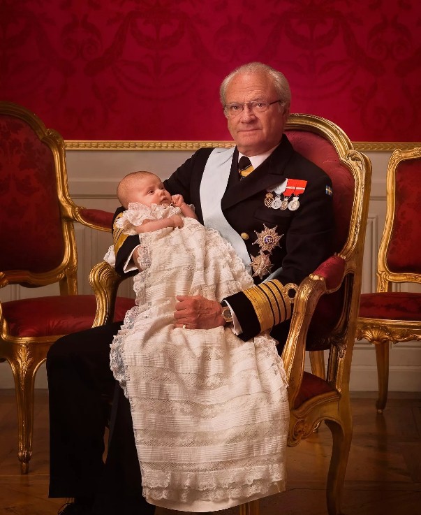 Карл XVI Густав - король Швеции с внучкой Эстель
