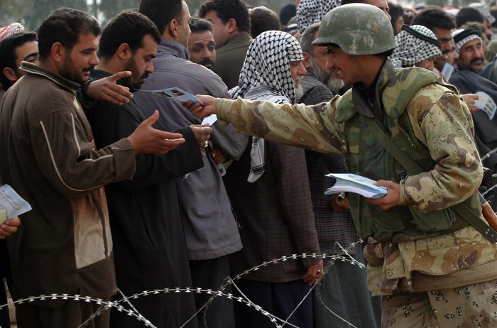 Иракский солдат с избирателями. Парламентские выборы 30 января 2005.