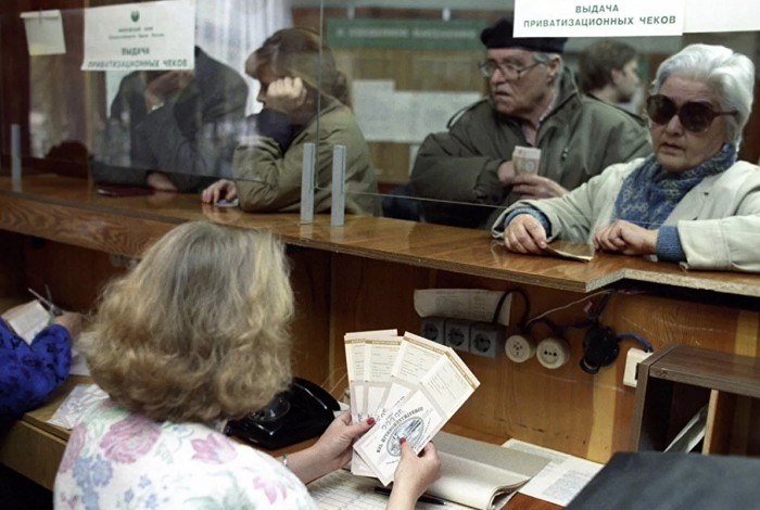 Первый день выдачи приватизационных чеков (ваучеров) в одном из отделений Сбербанка. 1992 г. 