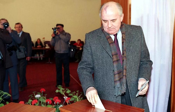 М. С. Горбачёв голосует на всесоюзном референдуме. Март 1991 г.