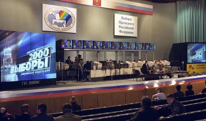 Информационный центр «Выборы-2000» принимает информацию о ходе голосования на выборах президента РФ. Ночь с 26 на 27 марта 2000 г.