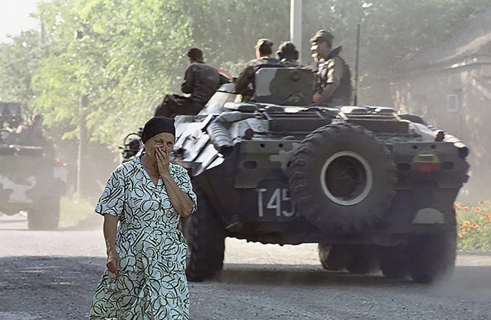 Бронетехника на улицах Буденноска. 16 июня 1995 г.