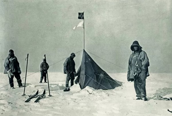 палатка и норвежский флаг, установленные Амундсеном