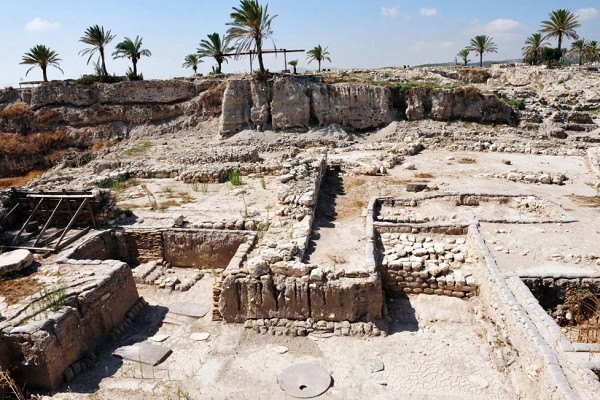 Руины древней крепости Мегиддо