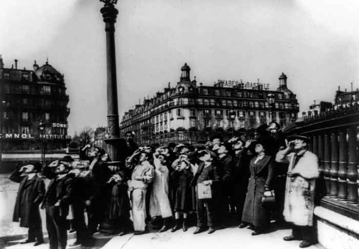 Парижане смотрят на солнечное затмение на площади Бастилии. 1912 г.