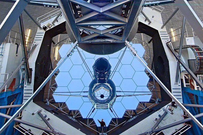 Зеркало одного из рефлекторов обсерватории Кека на Гавайских островах