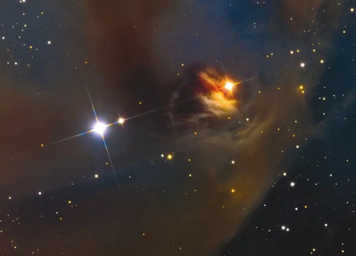Переменная туманность Хайдна (NGC 1555), подсвеченная переменной звездой T Тельца