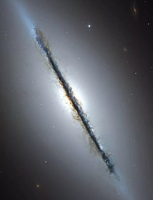 Линзовидная галактика Веретено, или NGC 5866