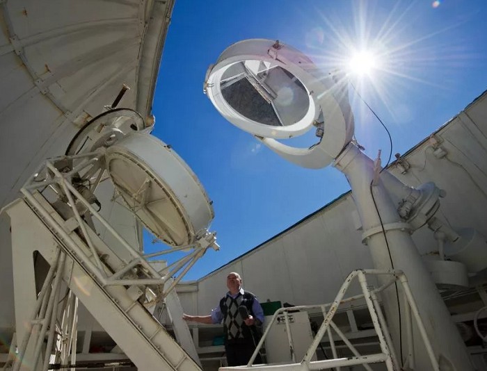 Целостатная зеркальная установка солнечного башенного телескопа